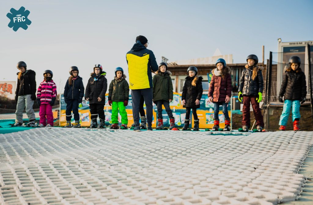 Iskolai csoport síoktatáson a FreeRide Club tanpályáján