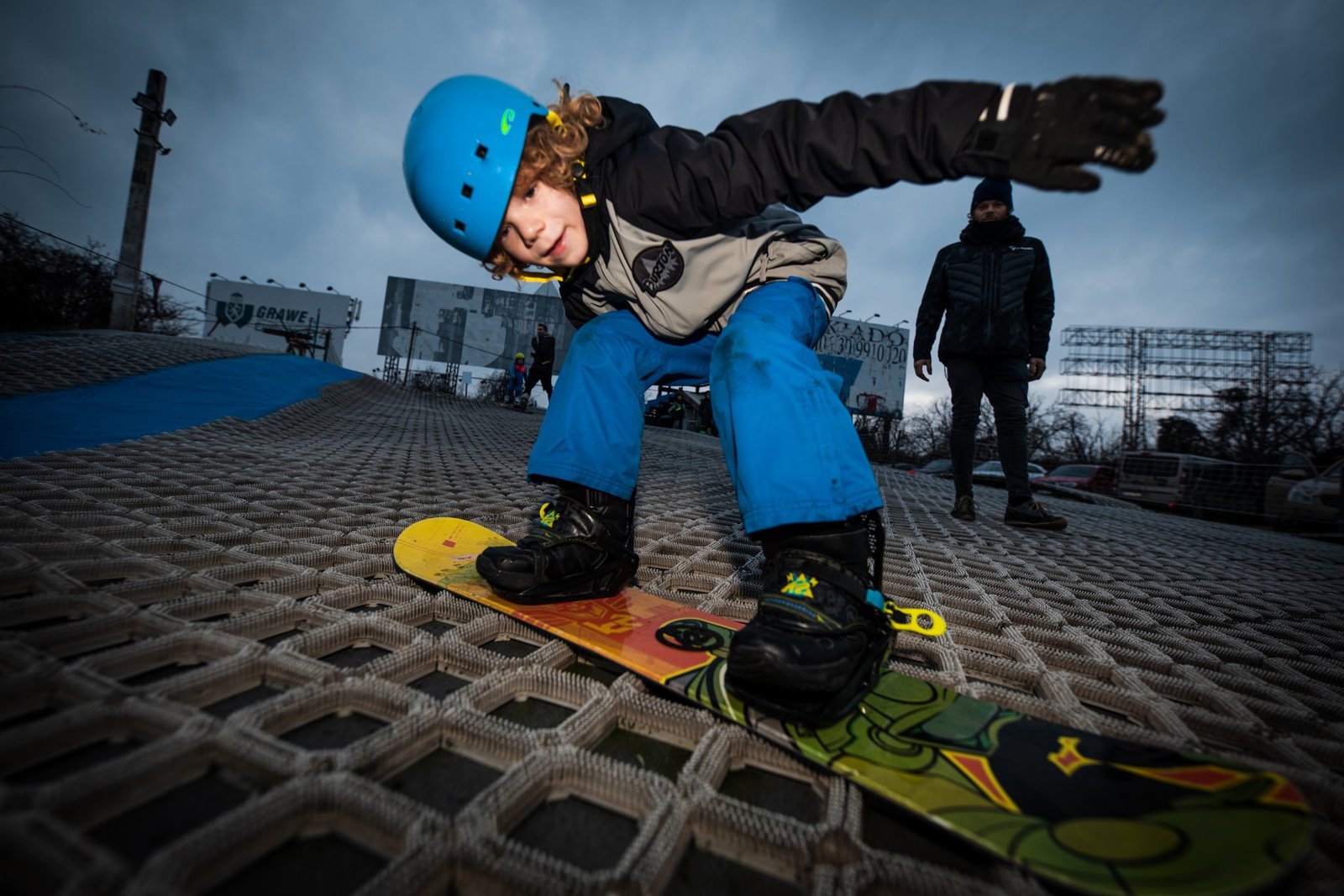 Snowboard oktatás gyerekeknek műanyag pályán