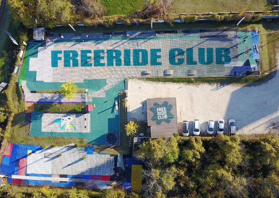 A FreeRide Club 2500 m²-es műanyag sípályája Budaörs határán