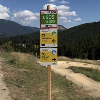 Trail-táblák a donovalyi bikeparkban, ahol 2027-ben indul a FreeRide Club ottalvós kerékpártábora