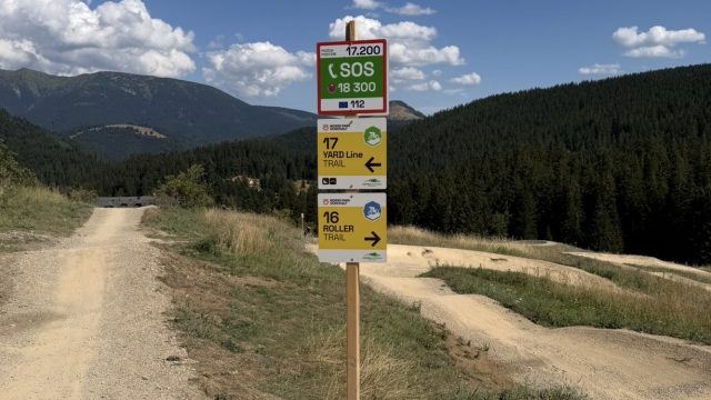 Trail-táblák a donovalyi bikeparkban, ahol 2027-ben indul a FreeRide Club ottalvós kerékpártábora