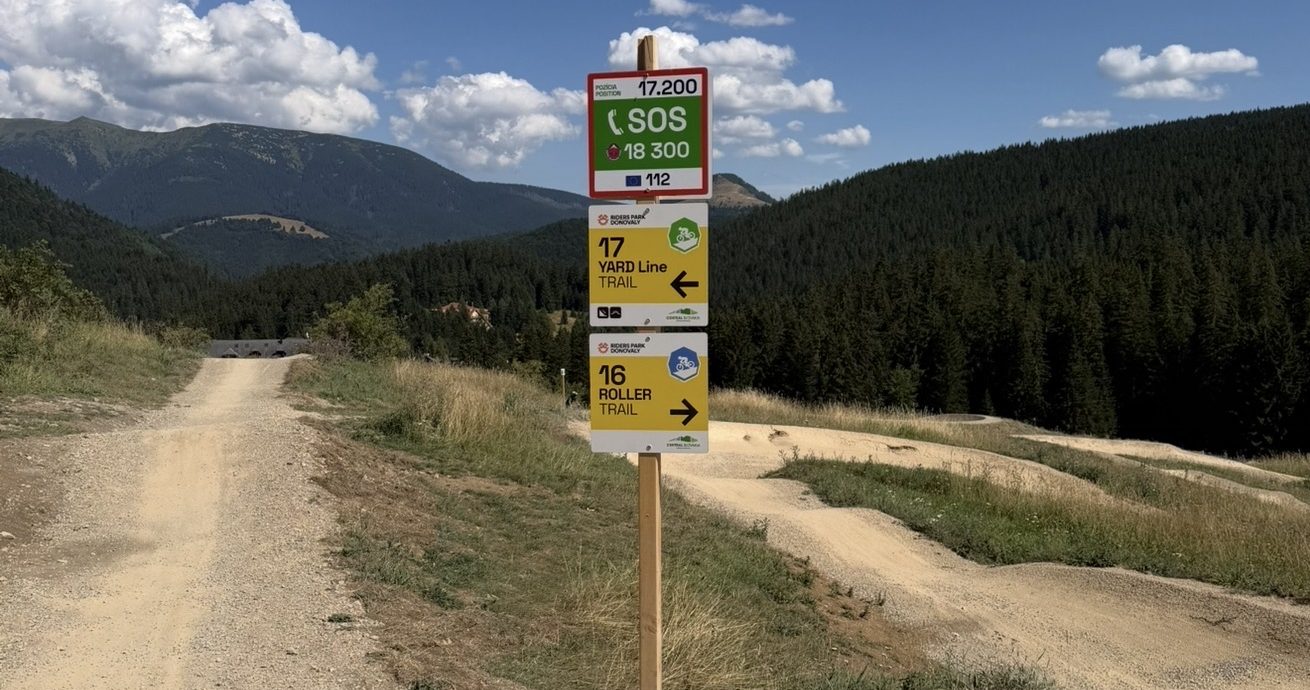 Trail-táblák a donovalyi bikeparkban, ahol 2027-ben indul a FreeRide Club ottalvós kerékpártábora