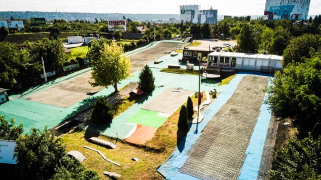 A FreeRide Club három műanyag borítású sítanpályája fentről, Budapest és Budaörs határán